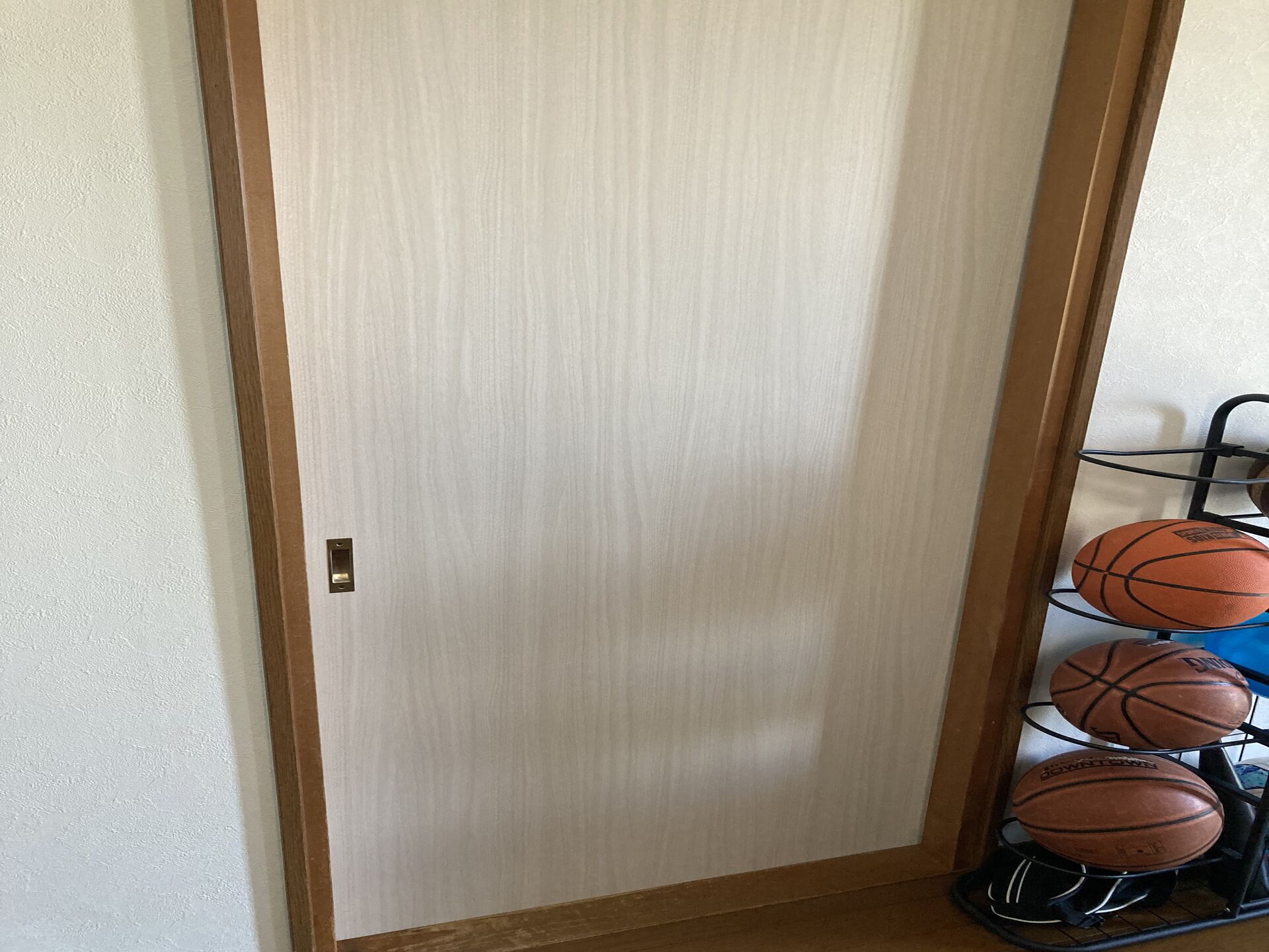 扉のリメイクシート貼り